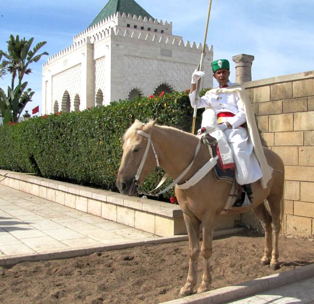 Maroc garde du mausolee Mohamed V