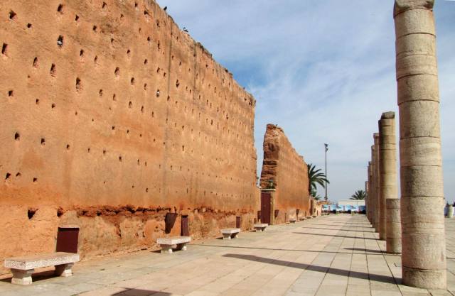 Maroc Rabat mur enceinte esplanade mausolee Mohamed V et tour Hassan